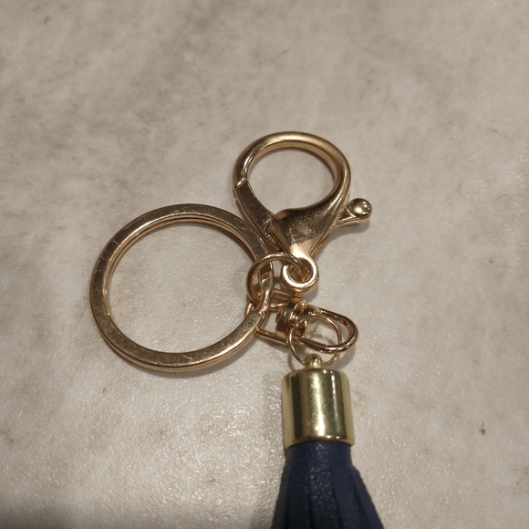 *SOLD* 3/$10 🛍️ Faux Leather Tassel Keychain - Picture 2 of 6